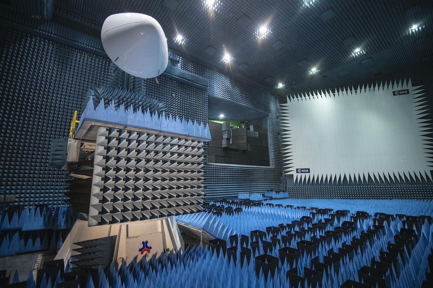 ESA lends anechoic chamber out for aircraft radome repair - Aerospace Testing International