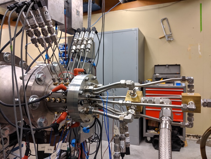 Rotating detonation engine