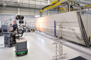 Lock-in thermography inspection of a large aircraft part with the help of a cooperative robot (Photo: Royal NLR)