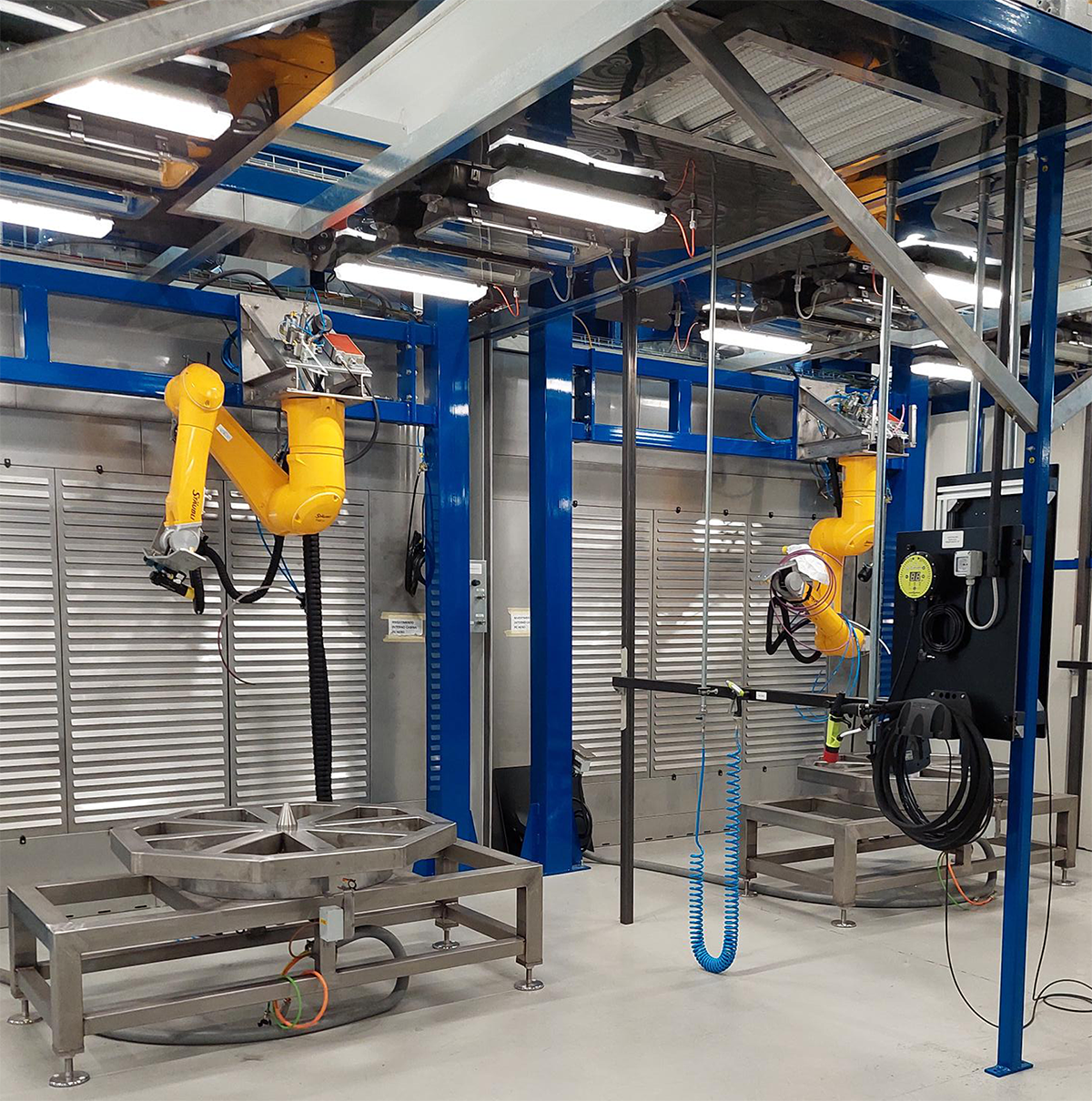 Automated robotized FPI / PT system with anthropomorphic robots for the pre-cleaning and product application